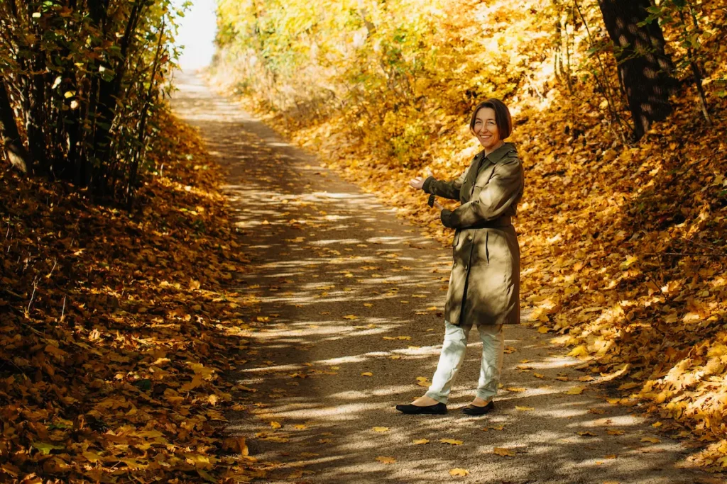 Člověk ukazuje cestu